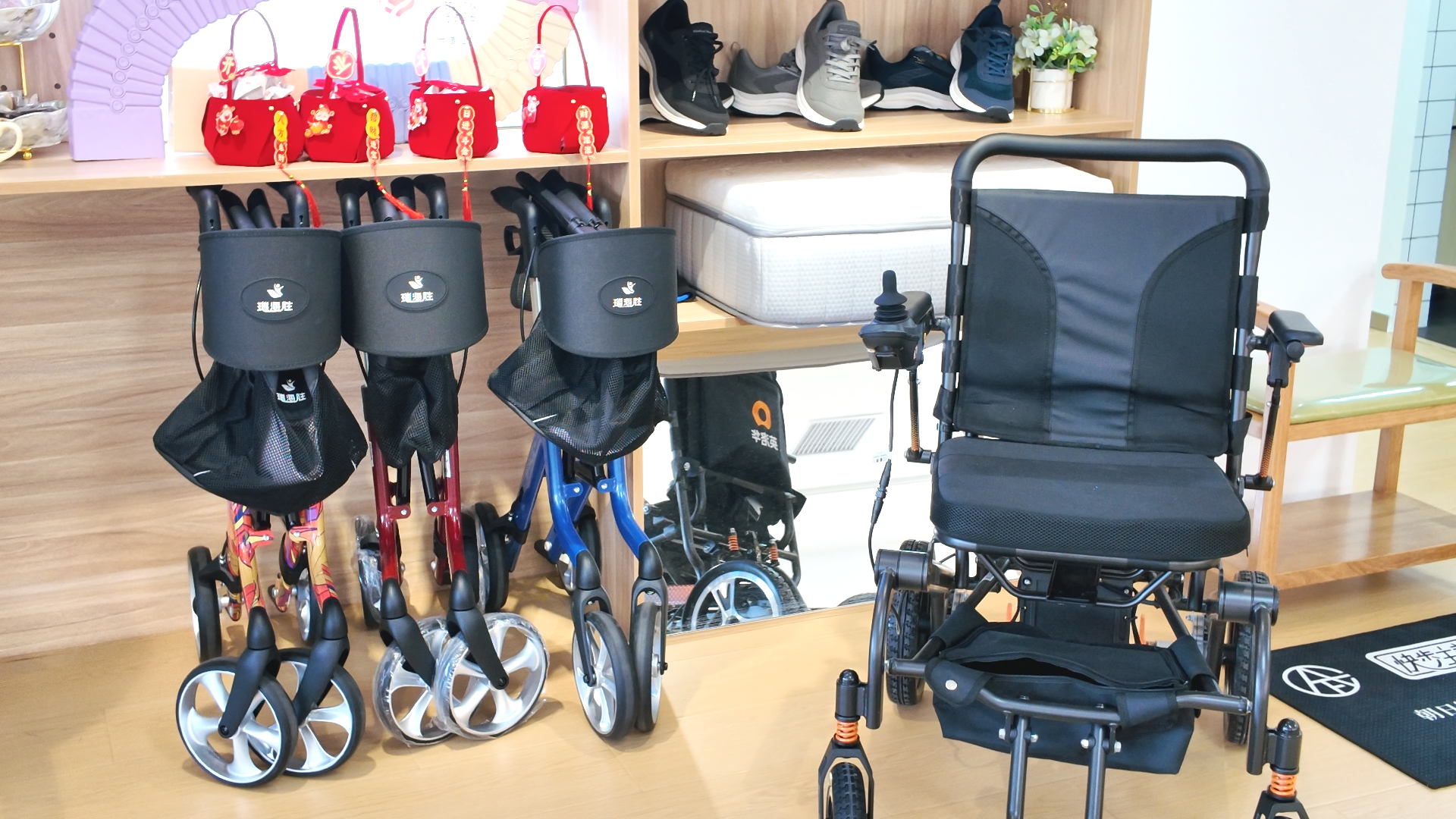 1788861335147791.png 配图05-北京1号店轮椅与助行产品区.png